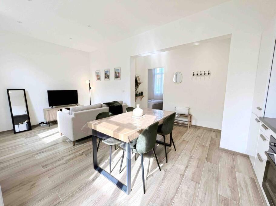 un salon avec une table à manger et un canapé dans l'établissement Le Bruna: Apt 4 prs, Clim, 10 min plages, à Antibes