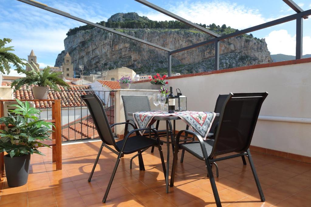 チェファルにあるTerrazza del Cortile - by Vacation Serviceの眺めの良いバルコニー(テーブル、椅子付)