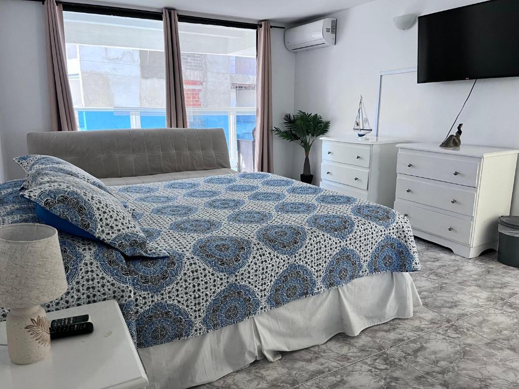 1 dormitorio con 1 cama, vestidor y TV en Apartamento En San Andres, en San Andrés