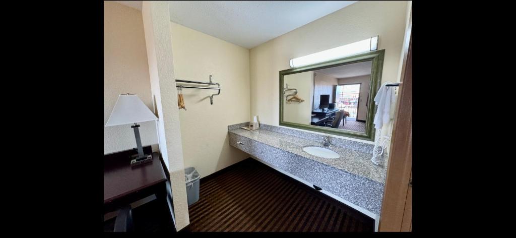 Scottish Inn & Suites - Eau Claire - Suite King