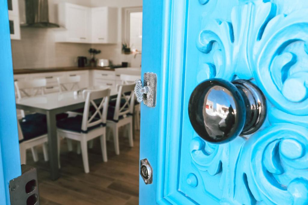 une porte bleue dans une cuisine avec une table dans l'établissement Wardija Maisonette, à Qala