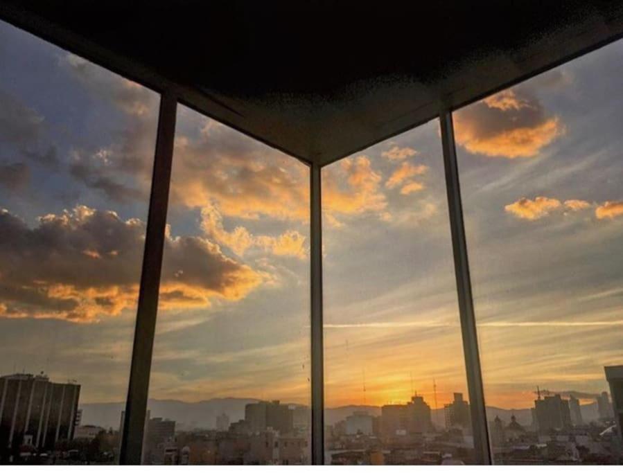 vistas a la puesta de sol desde un edificio en 701 Stunning Views PH private terrace apt Rooftop, en Ciudad de México