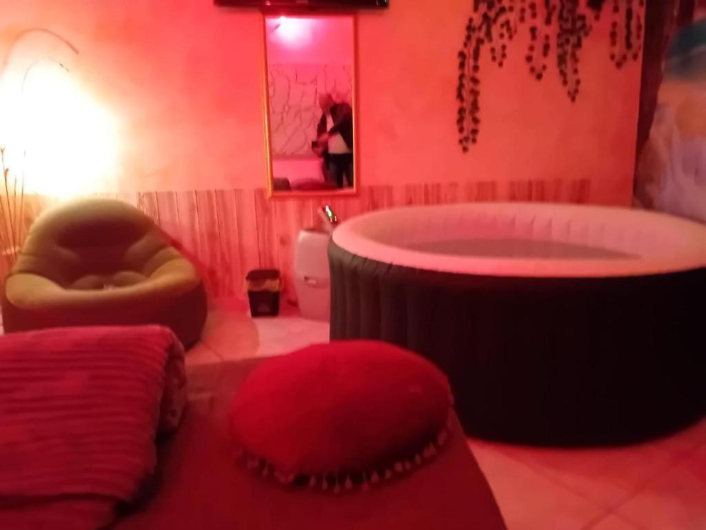 ポッツオーリにあるGiannas relaxの赤いバスルーム(バスタブ、椅子付)