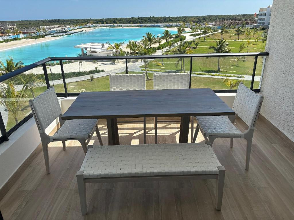 stół i krzesła na balkonie z widokiem na ocean w obiekcie Hermoso Apart @the Beach Punta Cana w Punta Cana