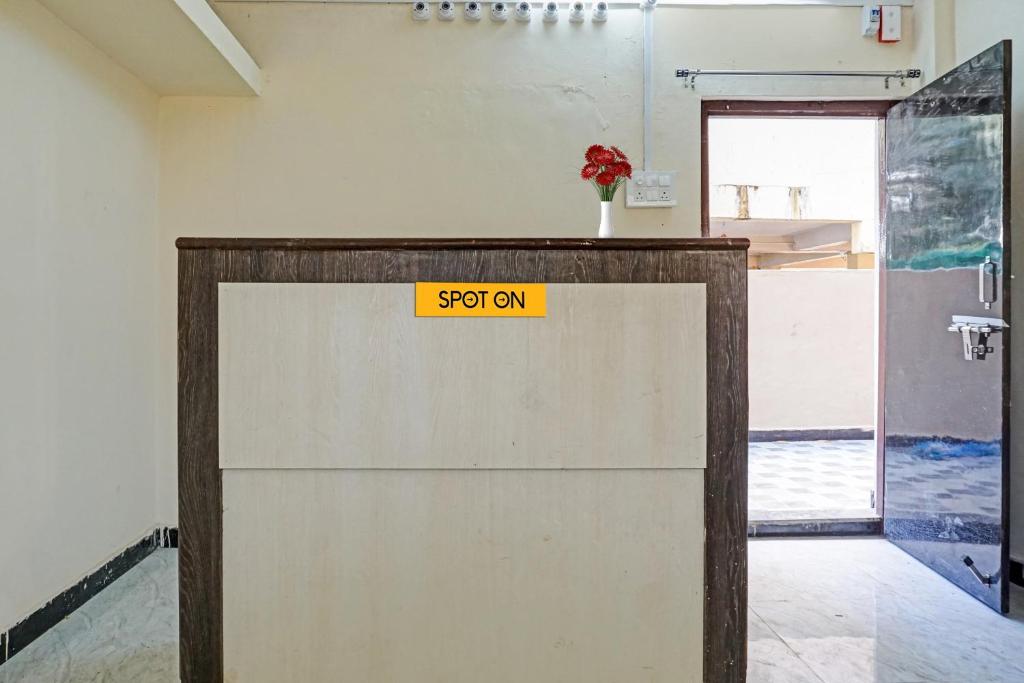 un cartello giallo sulla cima di una porta in una stanza di OYO MYRA SERVICED APARTMENTS a Lohogaon