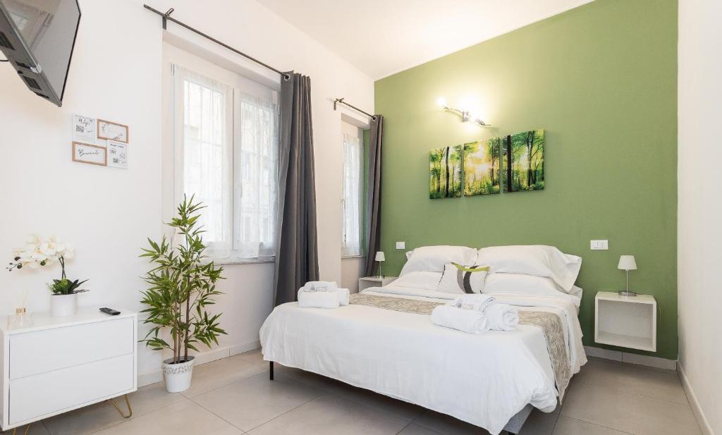 una camera con due letti e una parete verde di VittorioVeneto126 a La Spezia