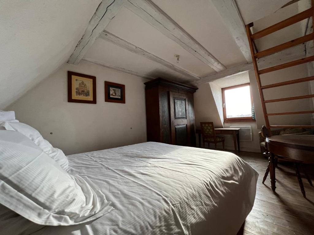 Postel nebo postele na pokoji v ubytování Gîte du Brocanteur