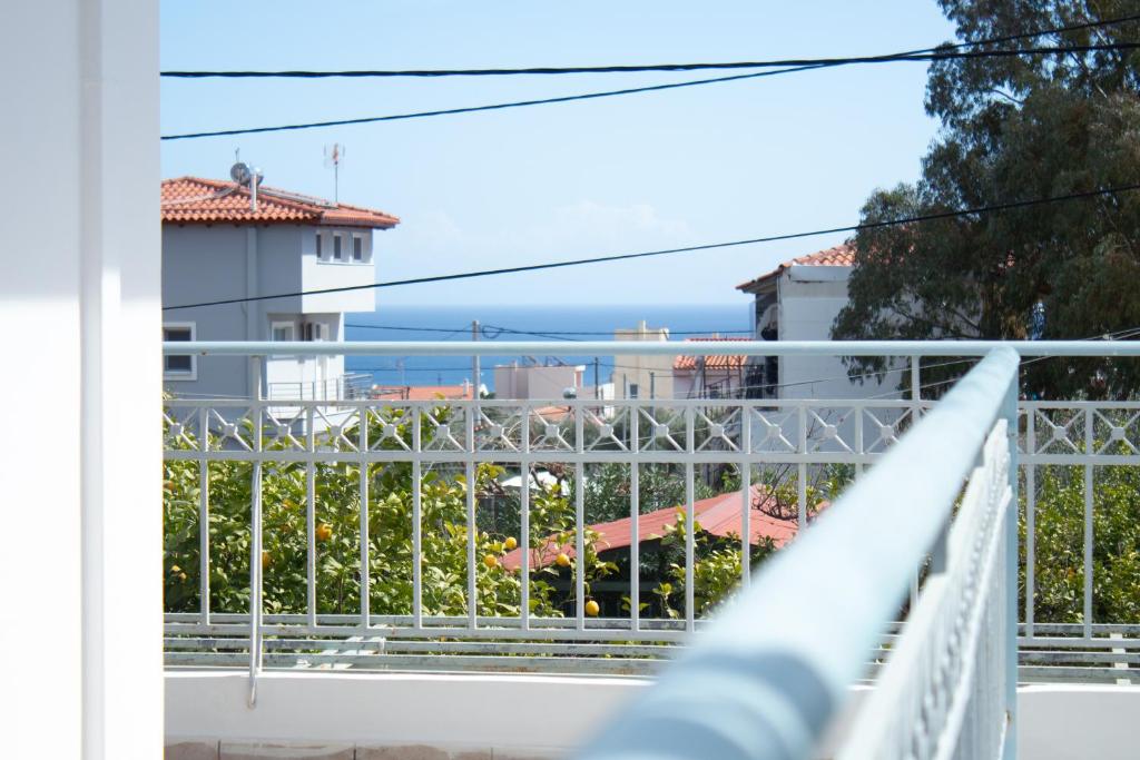 balcone con vista sull'oceano di EMVI APARTMENTS IV seaview near airport a Artemida