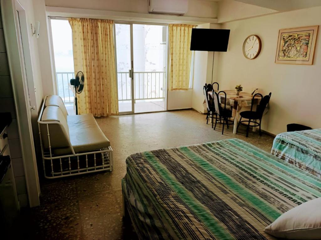 a hotel room with two beds and a table and chairs at Las Torres Gemelas in Acapulco