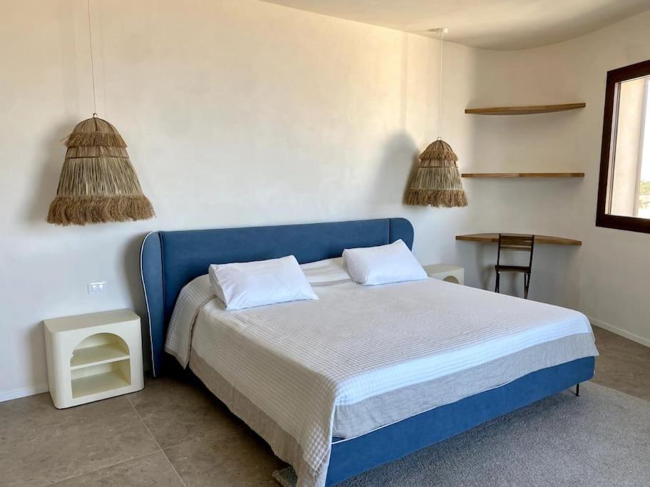 1 dormitorio con 1 cama azul y 2 almohadas en Villa La Bella Vita, en Petrosino