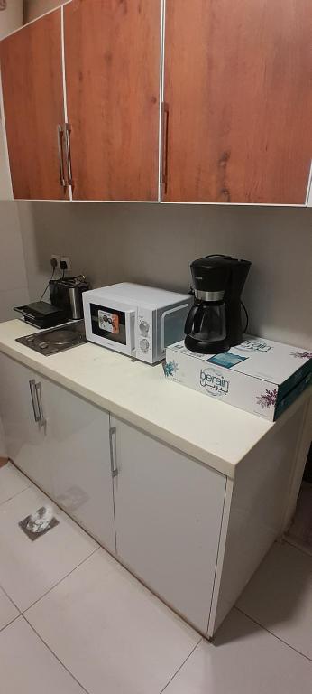 a microwave on top of a counter in a kitchen at العليا in Riyadh