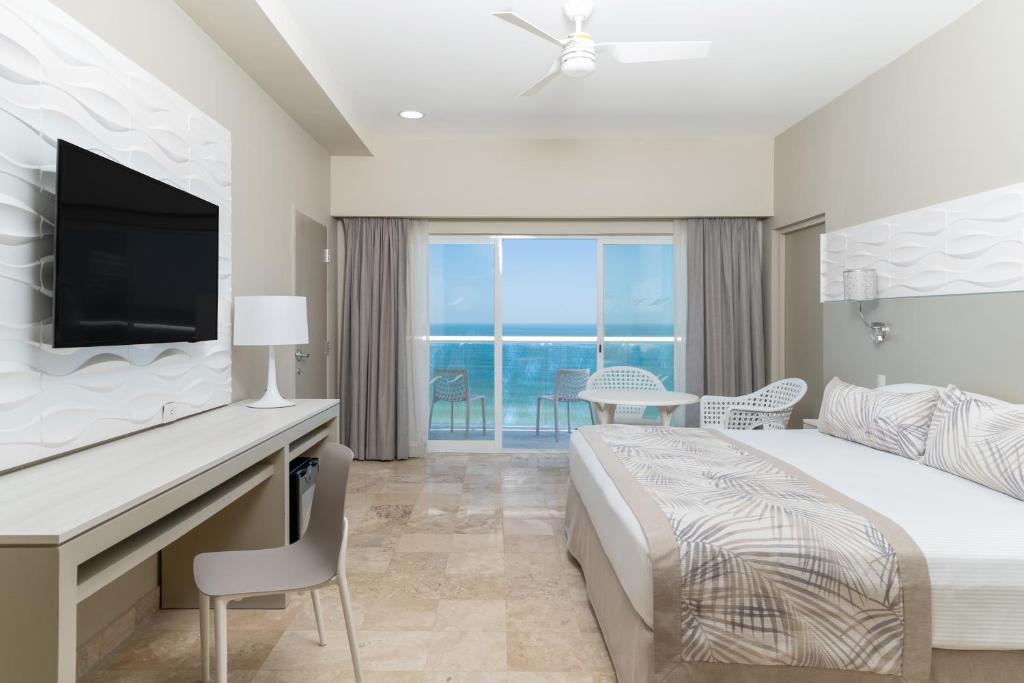 TV a/nebo společenská místnost v ubytování Krystal Grand Puerto Vallarta - All Inclusive