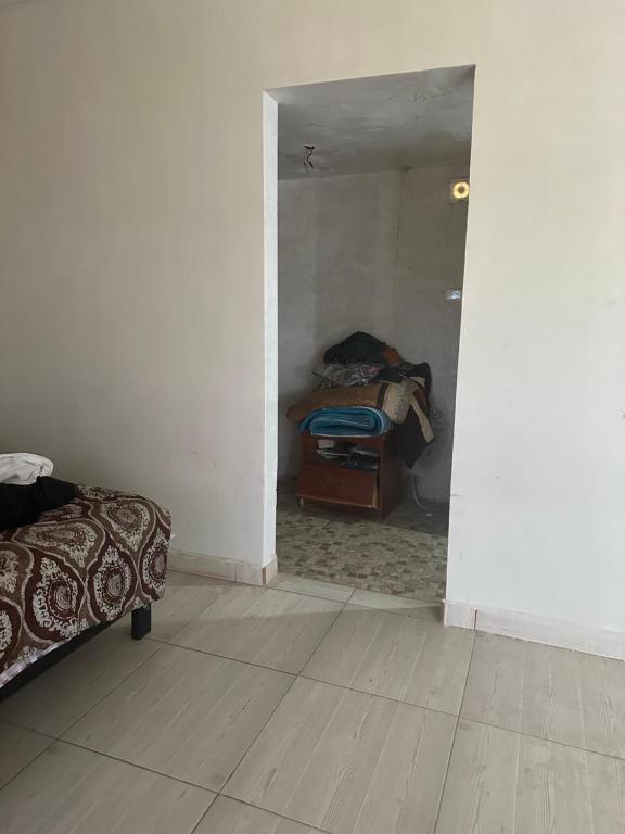 una habitación vacía con cama y una habitación con suelo en Prívate room, en Torreón