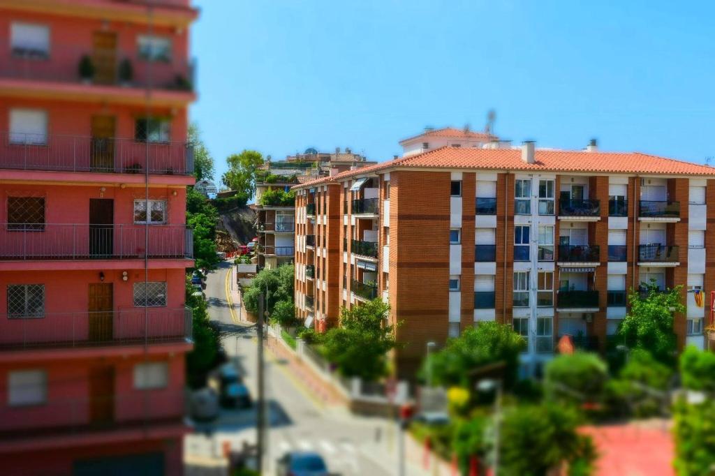 uma vista para uma rua da cidade com edifícios altos em Equipped Centric Apartment with large terrace em Lloret de Mar