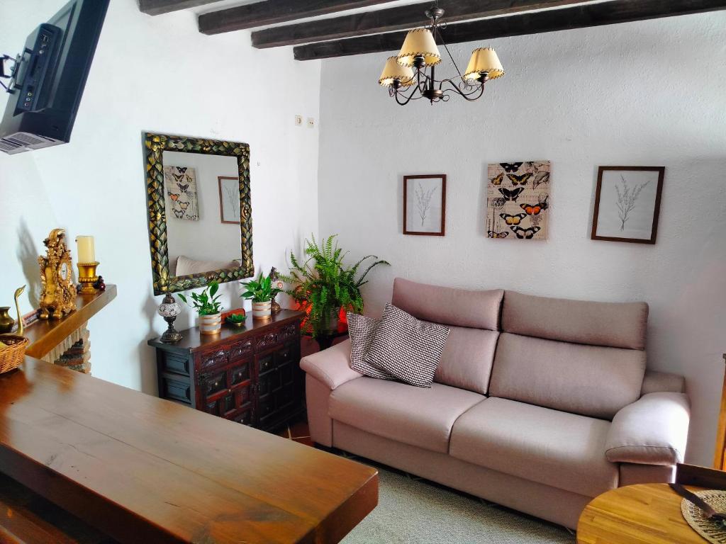 sala de estar con sofá y mesa en Casita del Tejedor, en Frigiliana