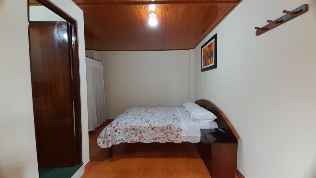 a small bedroom with a bed in a room at HOSPEDAJE D`NOA En el centro de Oxapampa in Oxapampa