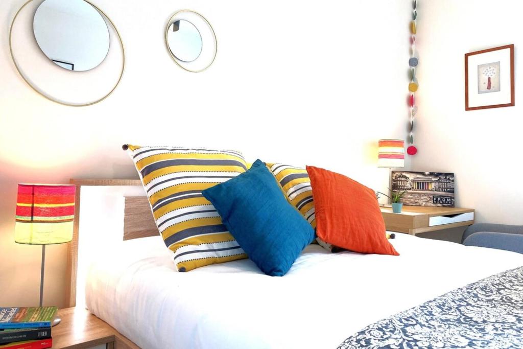 - une chambre avec un lit doté d'oreillers et d'un miroir dans l'établissement Le Maraîcher-Appart proche centre avec terrasse, à Nantes