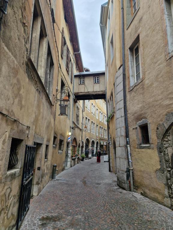 Une ruelle dans une vieille ville avec des bâtiments dans l'établissement résidence du château, à Chambéry