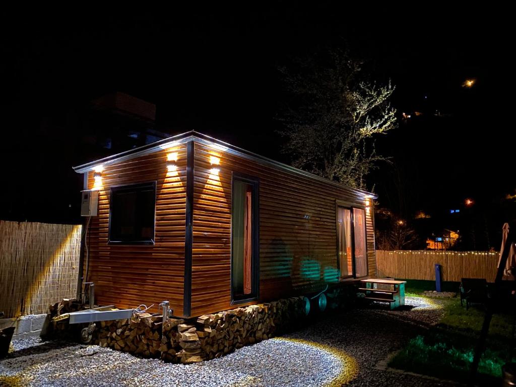 une petite cabine éclairée la nuit dans l'établissement Ritiny House, à Ardeşen