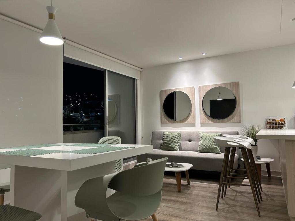 sala de estar con sofá, mesa y sillas en Apartamento Manizales II, en Manizales