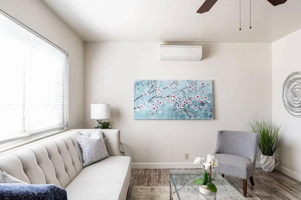 una sala de estar con un sofá blanco y una pintura en Casa Italia -2BR- FREE Driveway parking for 2 cars en San Diego