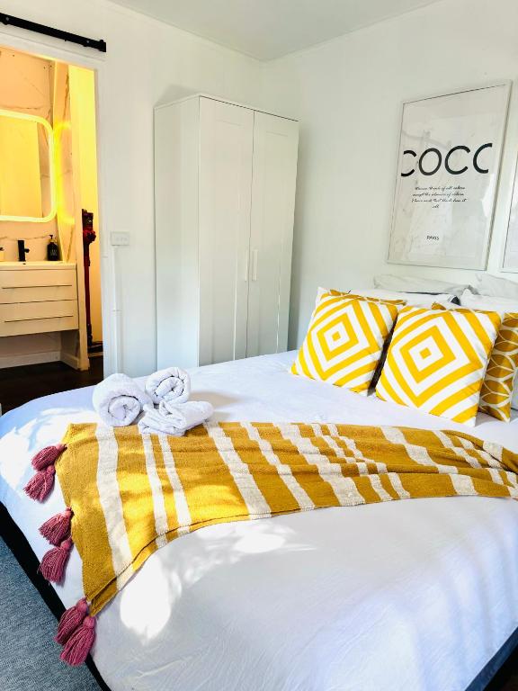 Postel nebo postele na pokoji v ubytování Stylish tiny home in Melton west