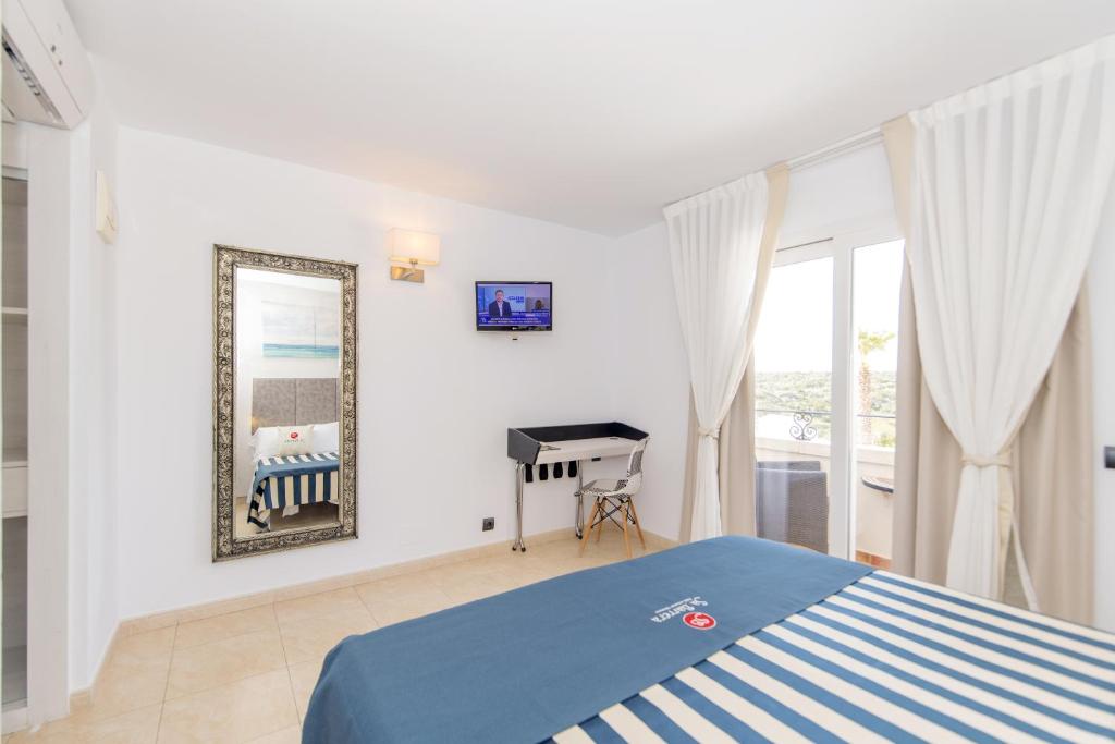Cama ou camas em um quarto em Hotel Sa Barrera - Adults Only