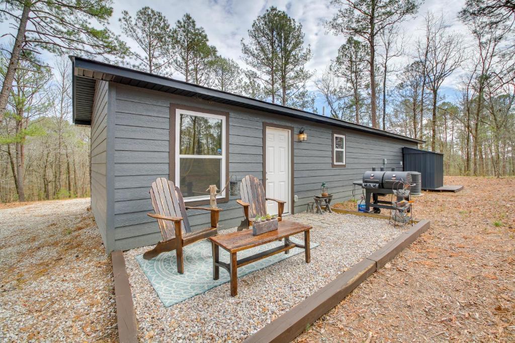 una casa pequeña con dos sillas y una parrilla en Tranquil Hot Springs Getaway Near Ouachita River!, en Hot Springs