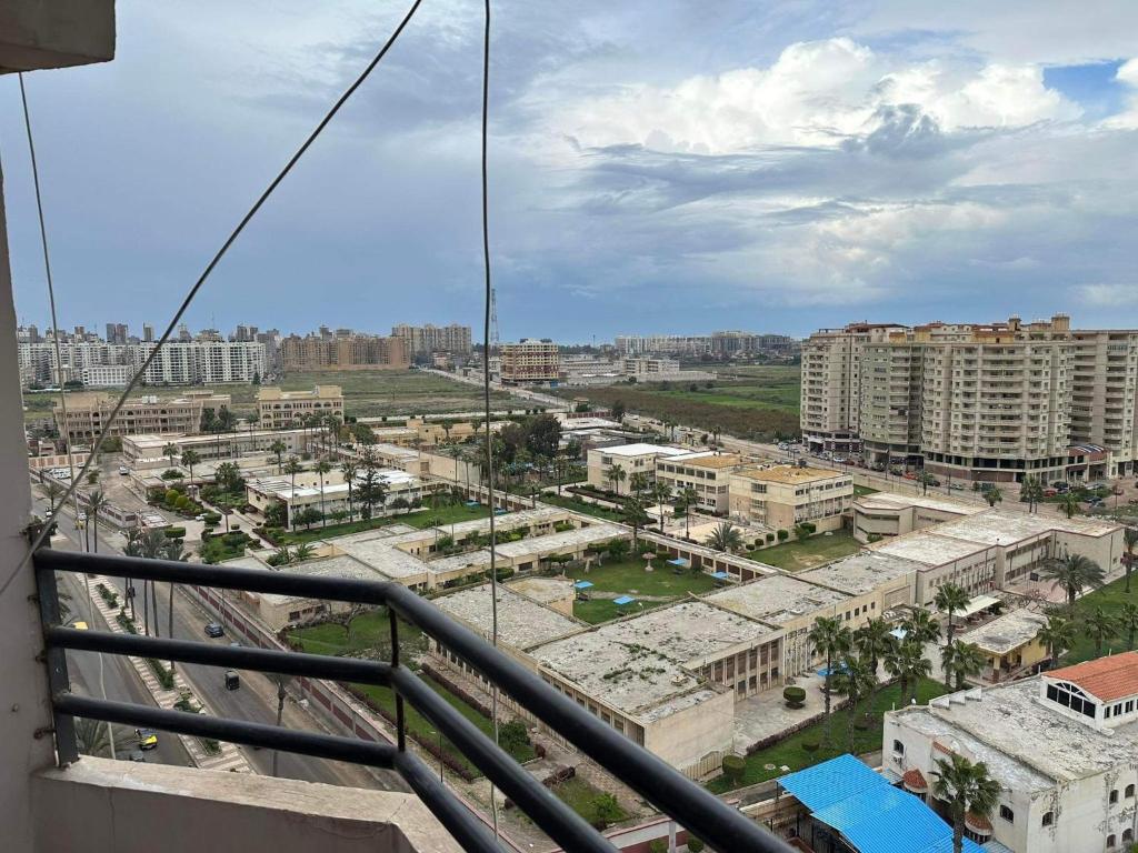 uma vista para a cidade a partir de uma varanda em Lily house em Alexandria