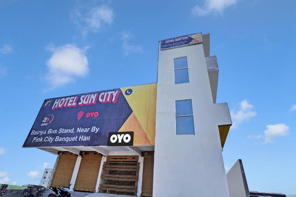 OYO Flagship Hotel Sun City في باتنا: مبنى امامه لافته كبيره