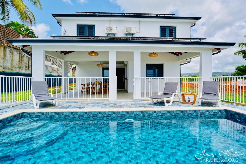 Bazén v ubytování Villa T4 La Sagesse WS - Piscine Privée nebo v jeho okolí