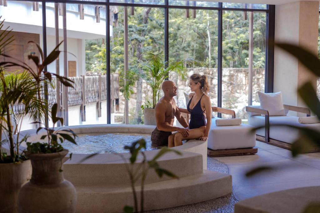 Beach Club con camastros frente al mar