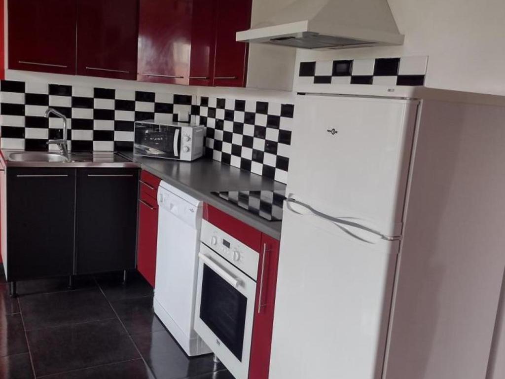 Dapur atau dapur kecil di Gîte chaleureux avec jardin, BBQ, WIFI et équipements modernes en plein cœur de Verchain-Maugré - FR-1-510-210