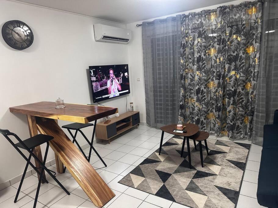 TV a/nebo společenská místnost v ubytování appart T2 Schoelcher