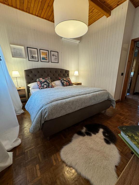 1 dormitorio con cama y alfombra en el suelo en Casa degli Albicocchi - near Venice - whole house with garden and free Prkg, en Spinea