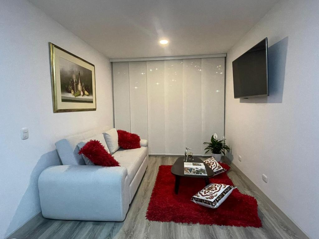 sala de estar con sofá y mesa en Comodo apartamento central en Manizales