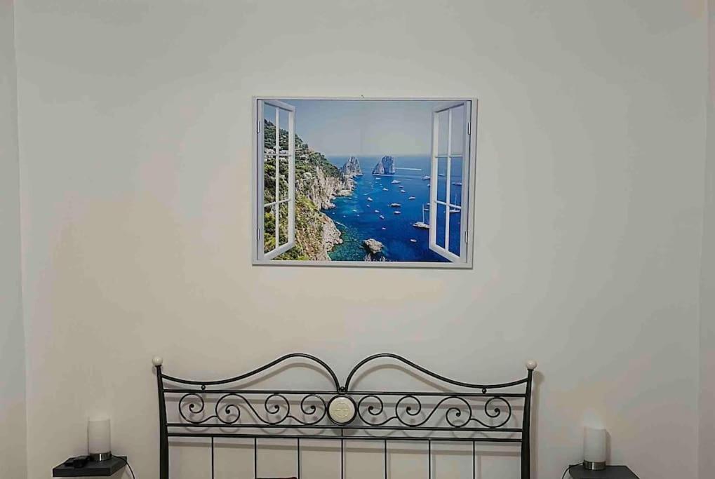 zdjęcie okna nad ławką w obiekcie Casa La stellina w mieście Capri