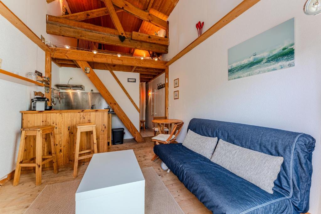 レージュ・キャップ・フェレにあるAppartement Cap Ferret Océan Réf 11の青いソファとテーブルのあるリビングルーム