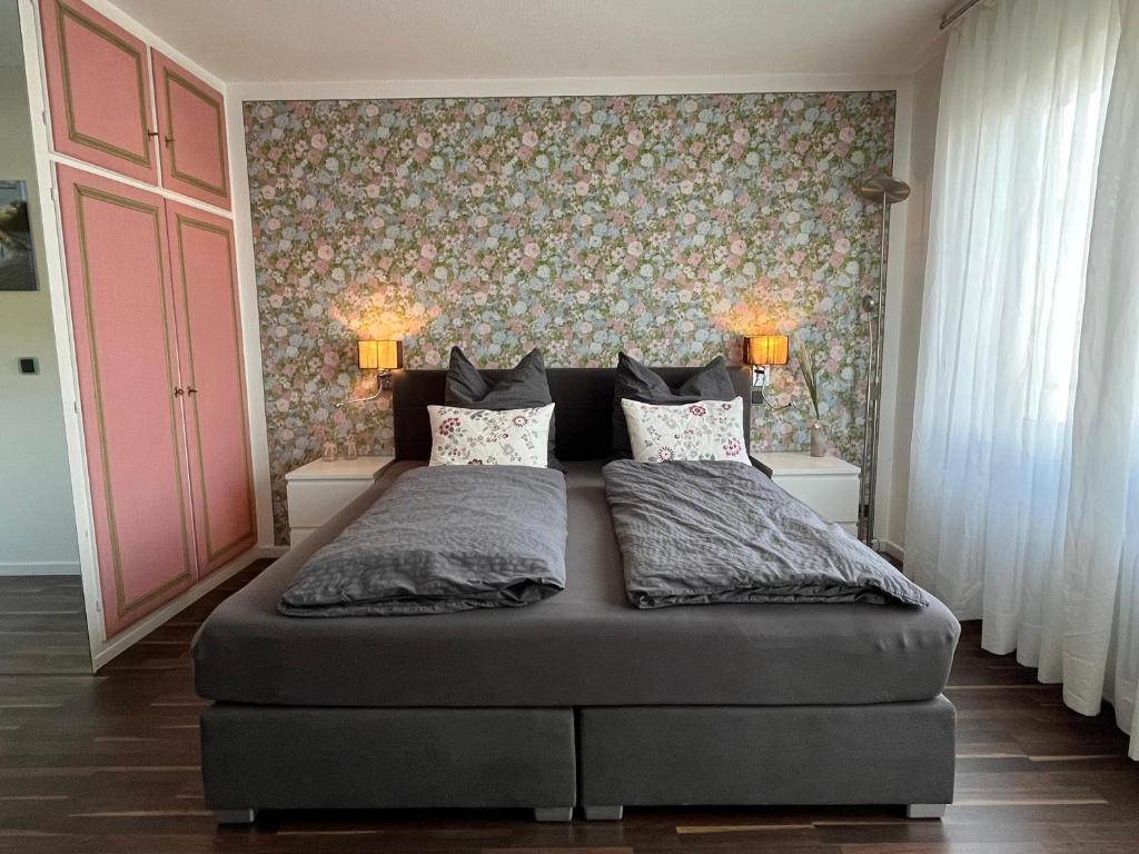 Cama ou camas em um quarto em Höri Nest Seeblick Appartement alt