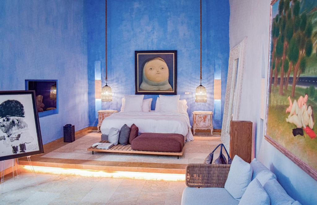 a bedroom with a bed and a couch at Hotel Santiago Botero in Cartagena de Indias