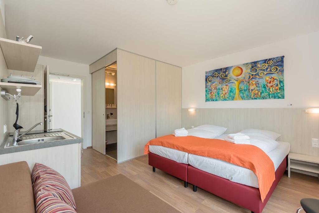 Postel nebo postele na pokoji v ubytování FairSleep Motel Einstein Erding