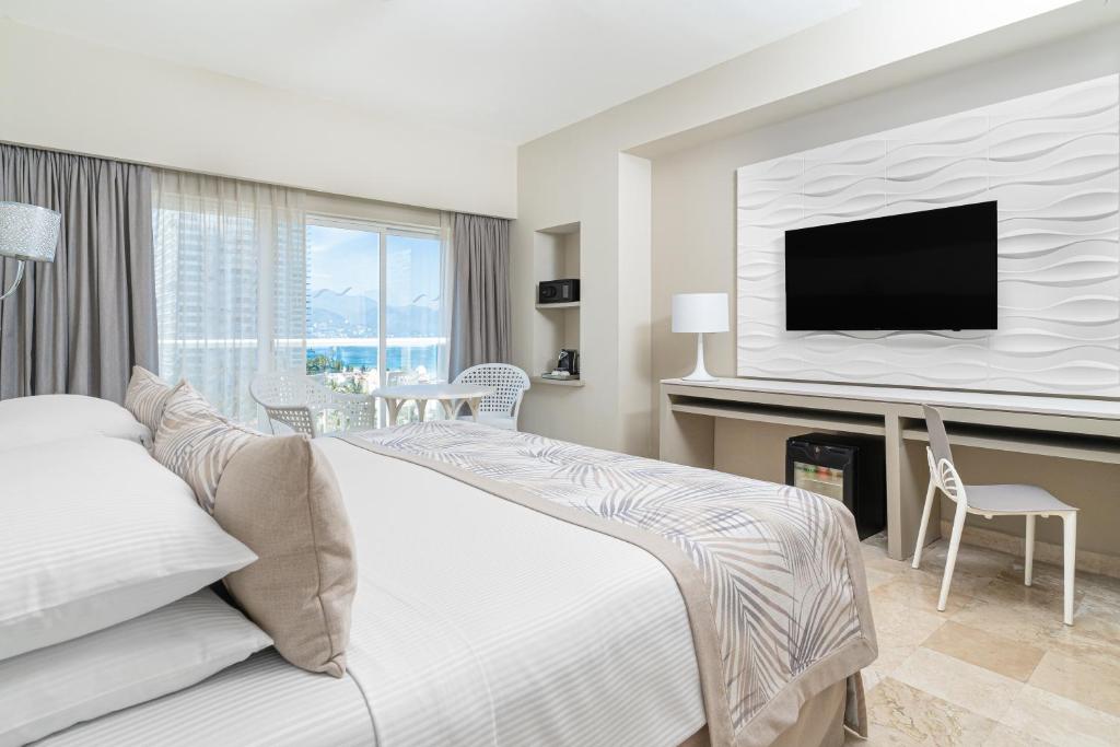Postel nebo postele na pokoji v ubytování Krystal Grand Puerto Vallarta - All Inclusive
