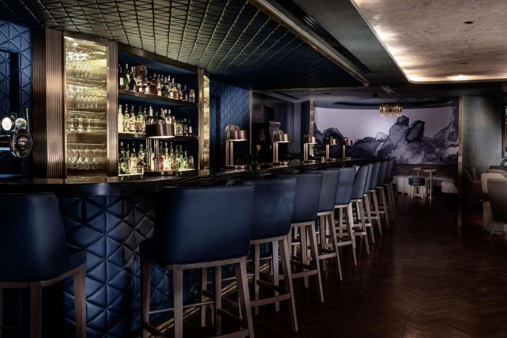 Lounge nebo bar v ubytování Hilton Kota Kinabalu