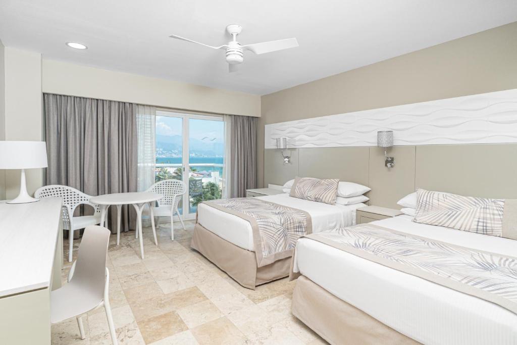Postel nebo postele na pokoji v ubytování Krystal Grand Puerto Vallarta - All Inclusive