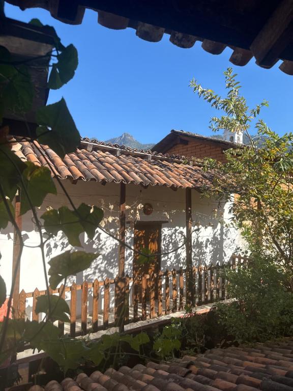 uma casa branca com um corrimão de madeira no telhado em Hotel del Pozo em San Sebastián del Oeste