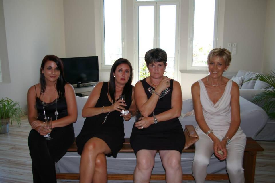 Un groupe de quatre femmes assises sur un canapé dans l'établissement Détente, à Peyrolles-en-Provence