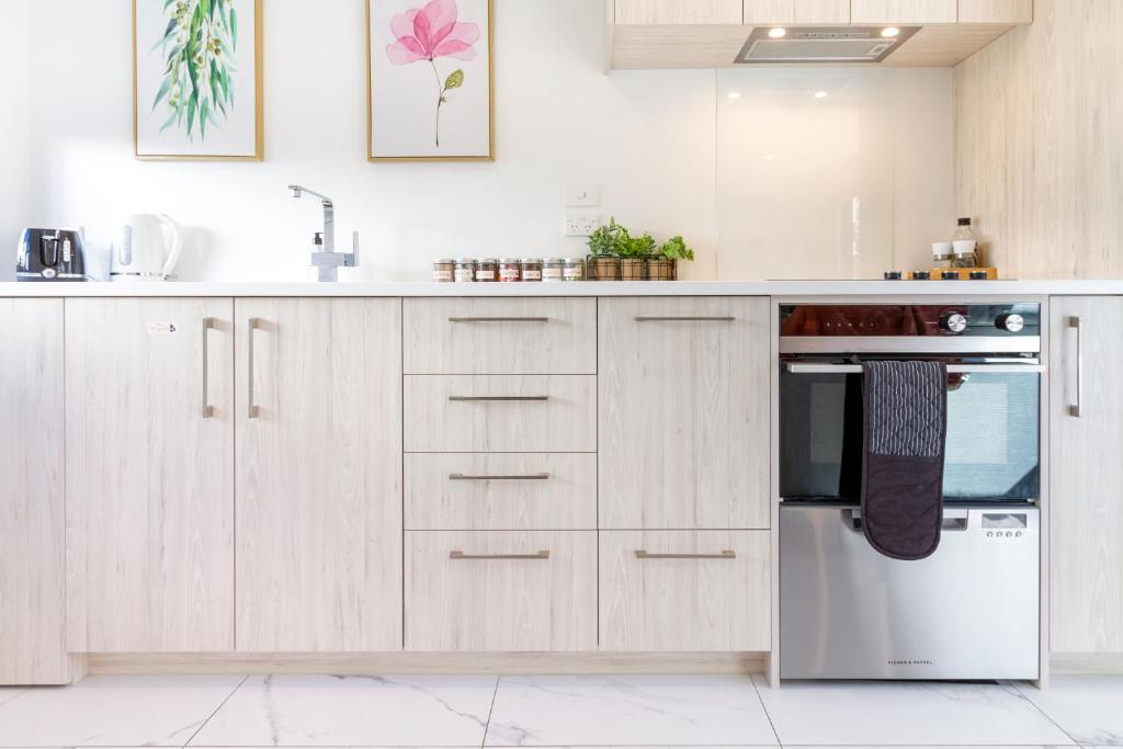 1 Bedroom Gem with Hagley Park at your doorstep - Resim 15