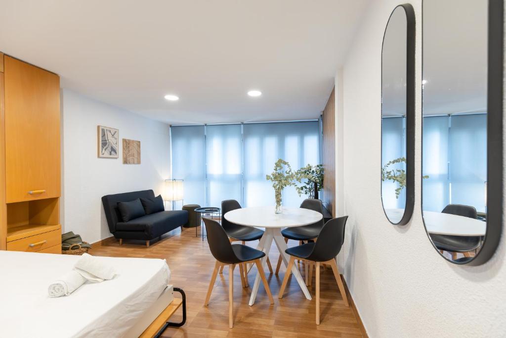 een woonkamer met een tafel en stoelen in een kamer bij LOFT TEATRO ~ Alicante in Alicante