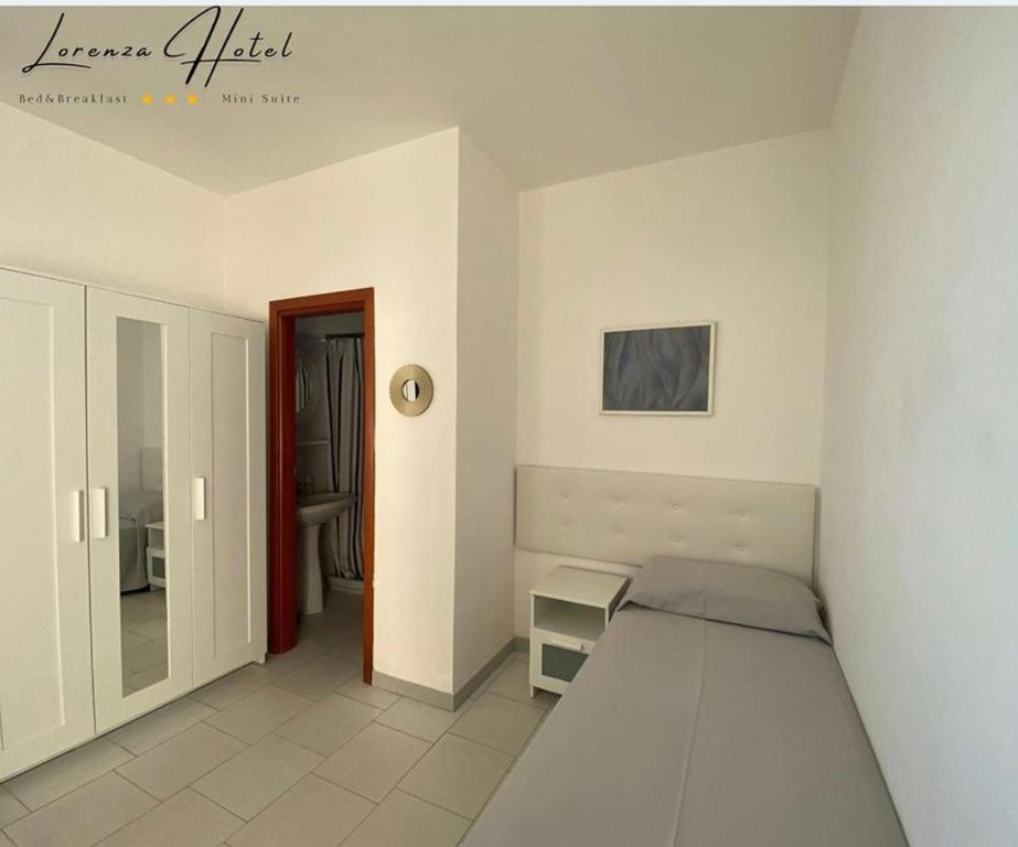 Postel nebo postele na pokoji v ubytování Hotel Lorenza B&B e Mini Suite