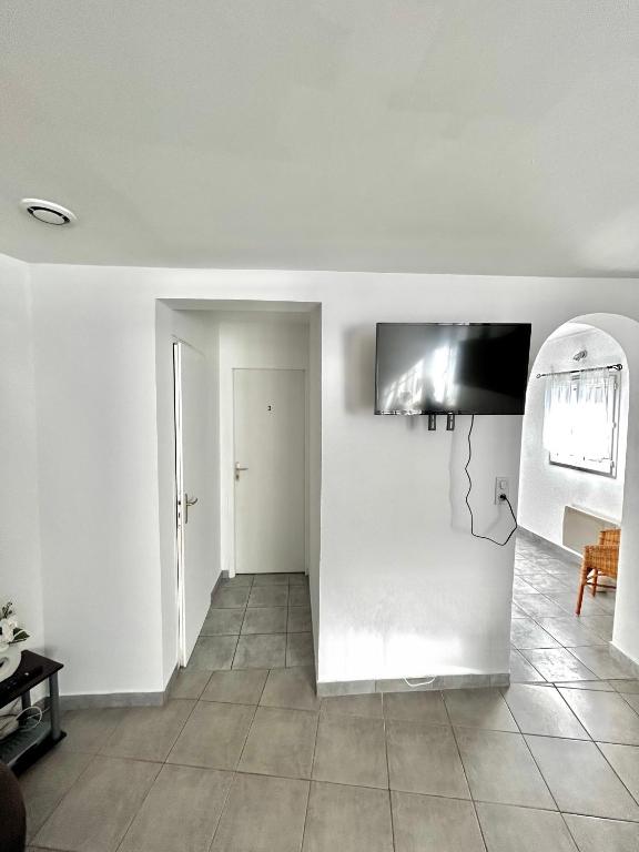 TV a/nebo společenská místnost v ubytování Ô'Berge & Chambres Avignon